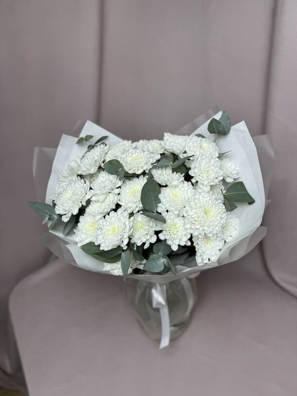 5 хризантем с эвкалиптом, артикул F1343974 - 4268 рублей, доставка по городу. Flawery - доставка цветов