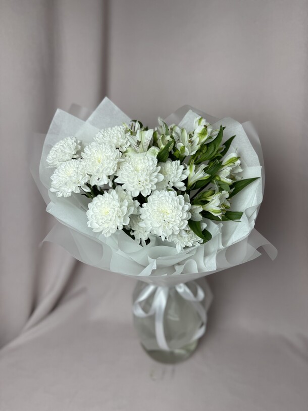 Белый букет , хризантема, альстромерия, артикул F1347935 - 2640 рублей, доставка по городу. Flawery - доставка цветов