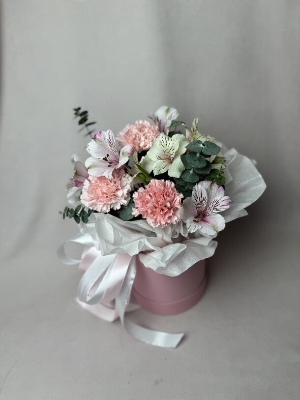 Цветы в шляпной коробке, артикул F1348425 - 2701 рублей, доставка по городу. Flawery - доставка цветов