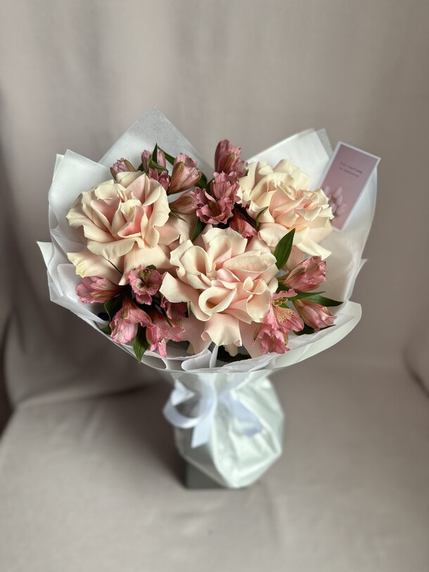 Нежный букет, розы, альстромерии, артикул F1353971 - 3410 рублей, доставка по городу. Flawery - доставка цветов