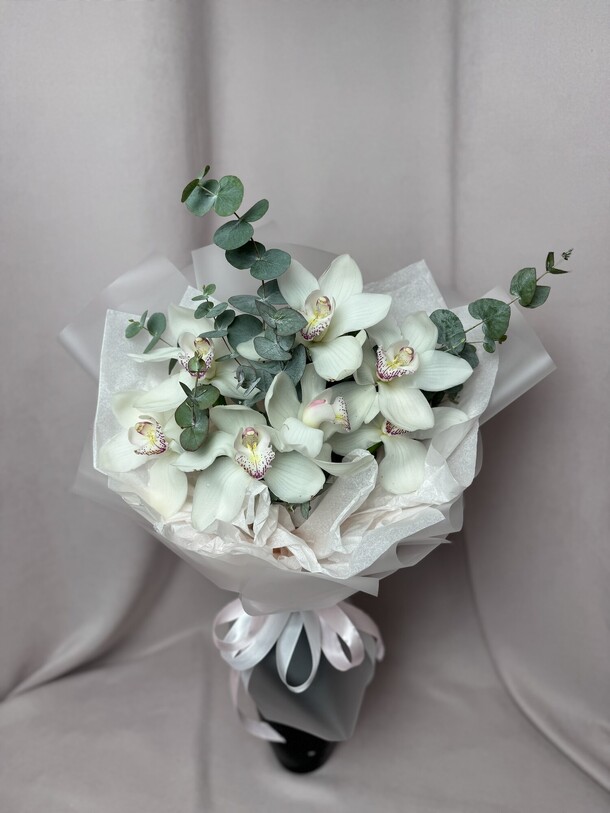 7 орхидей с эвкалиптом, артикул F1368193 - 4960 рублей, доставка по городу. Flawery - доставка цветов