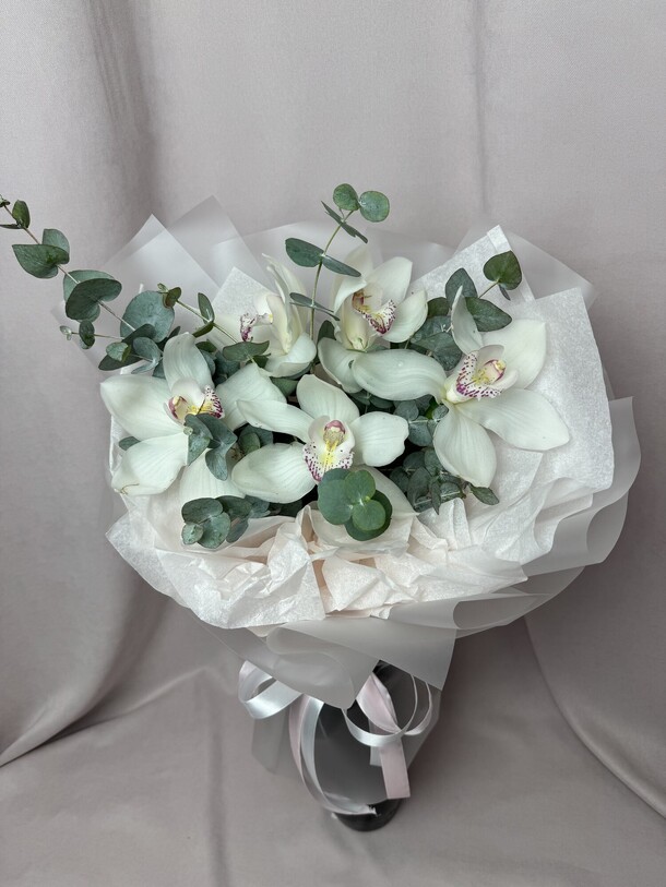 5 орхидей с эвкалиптом, артикул F1368196 - 3980 рублей, доставка по городу. Flawery - доставка цветов