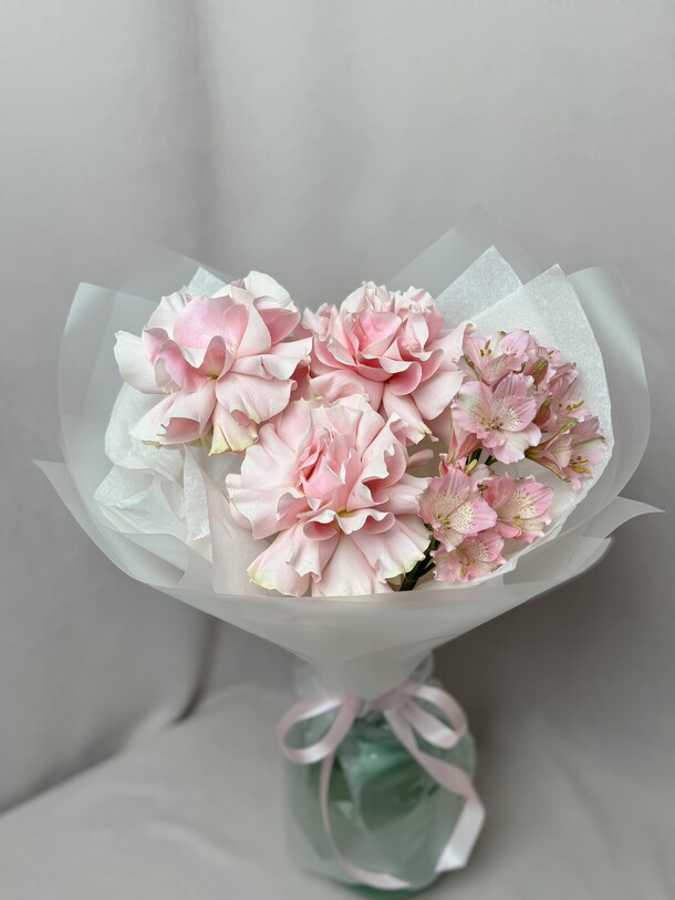 Букет из розовых роз и альстромерий, артикул F1377288 - 2500 рублей, доставка по городу. Flawery - доставка цветов