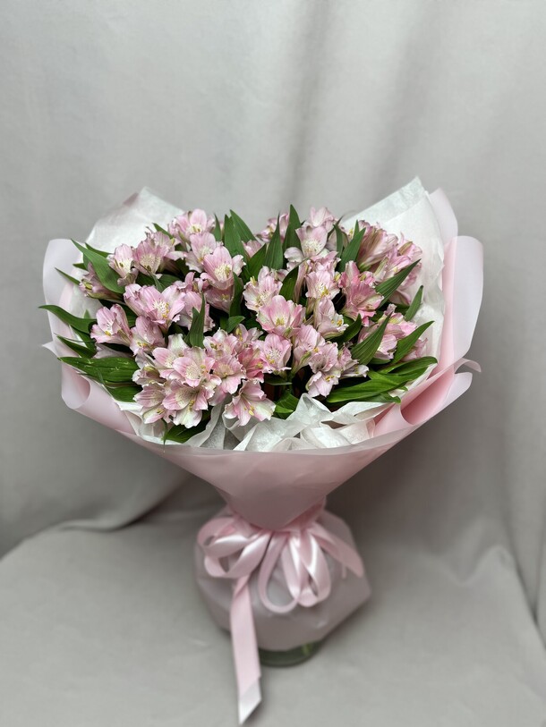 13 альстромерий с оформлением, артикул F1379822 - 5560 рублей, доставка по городу. Flawery - доставка цветов