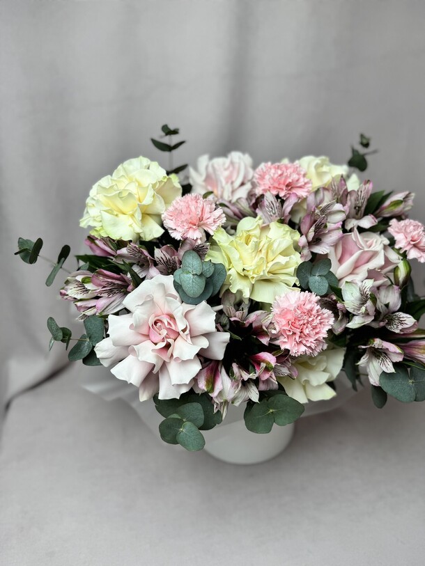 Цветы в шляпной коробке, артикул F1394921 - 8350 рублей, доставка по городу. Flawery - доставка цветов