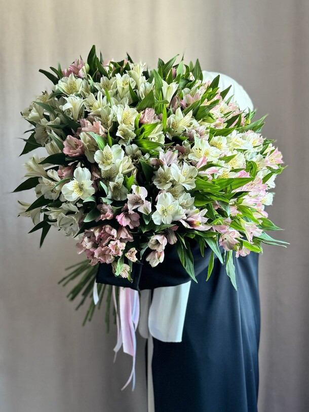 51 альстромерия под ленту, артикул F1396724 - 18500 рублей, доставка по городу. Flawery - доставка цветов