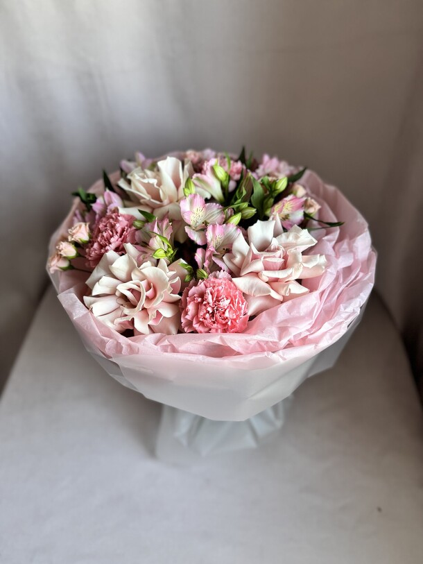 Подарочный букет цветов, артикул F1397017 - 5600 рублей, доставка по городу. Flawery - доставка цветов