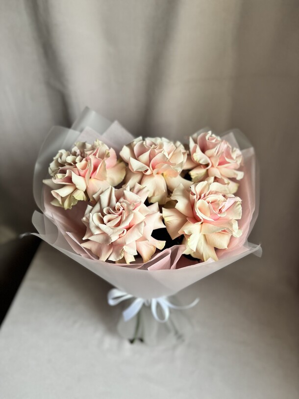 5 французских розовых роз с оформлением, артикул F1397180 - 2915 рублей, доставка по городу. Flawery - доставка цветов