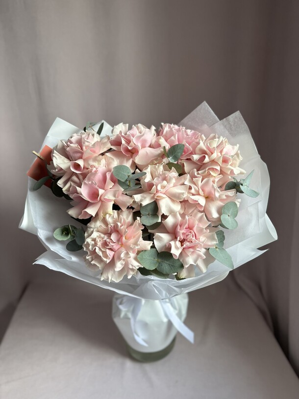 9 французских роз с эвкалиптом, артикул F1405464 - 5280 рублей, доставка по городу. Flawery - доставка цветов