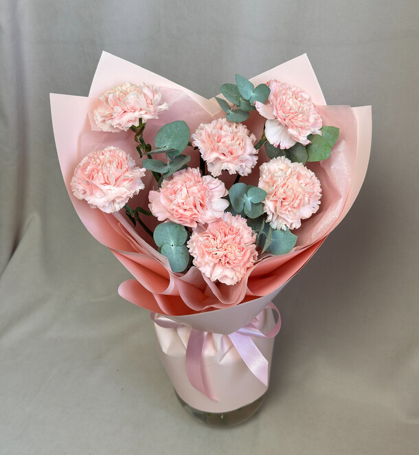 Диантусы с эвкалиптом, артикул F1431218 - 2475 рублей, доставка по городу. Flawery - доставка цветов