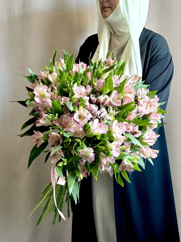 25 розовых альстромерий под ленту, артикул F1432686 - 8909 рублей, доставка по городу. Flawery - доставка цветов