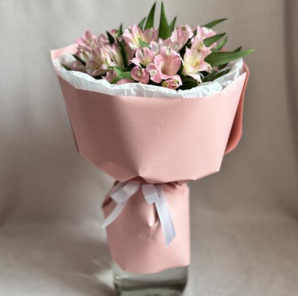 Альстромерия, букет комплимент, артикул F1454065 - 3157 рублей, доставка по городу. Flawery - доставка цветов