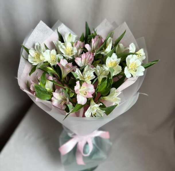 Альстромерия, букет комплимент, артикул F1454066 - 2530 рублей, доставка по городу. Flawery - доставка цветов