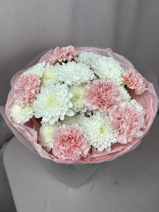 Стойкий букет комплимент, артикул F1470923 - 3135 рублей, доставка по городу. Flawery - доставка цветов