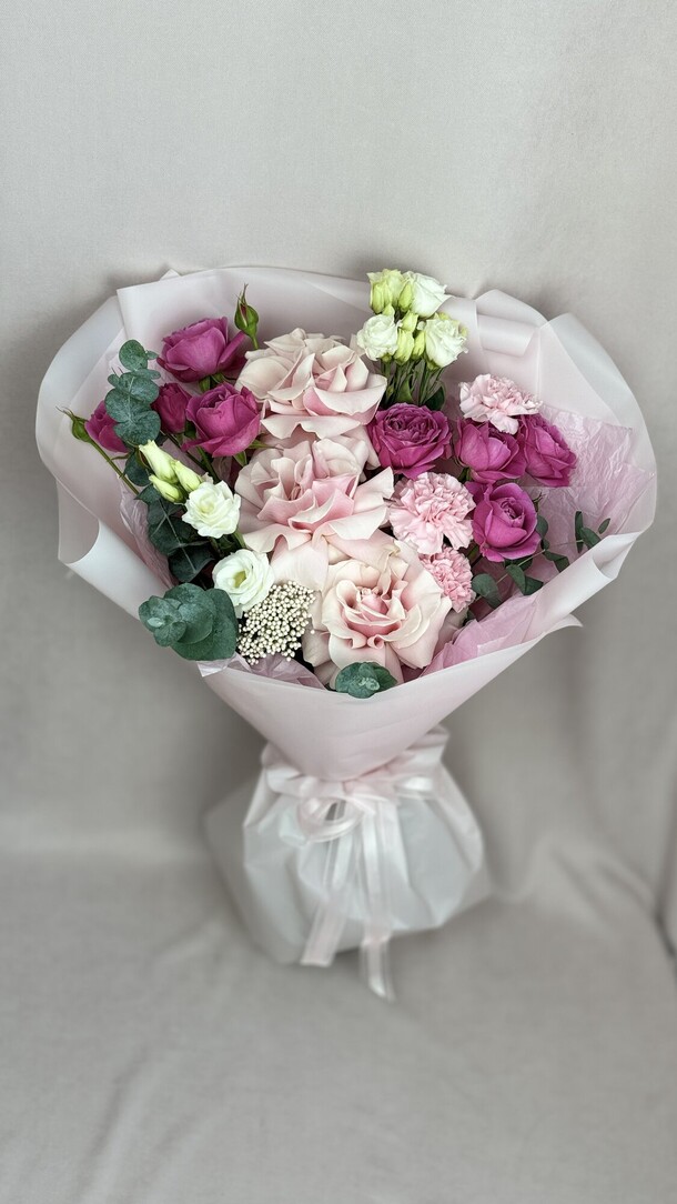 Букет «я люблю тебя» розы, эустома, диантусы., артикул F1508340 - 7084 рублей, доставка по городу. Flawery - доставка цветов