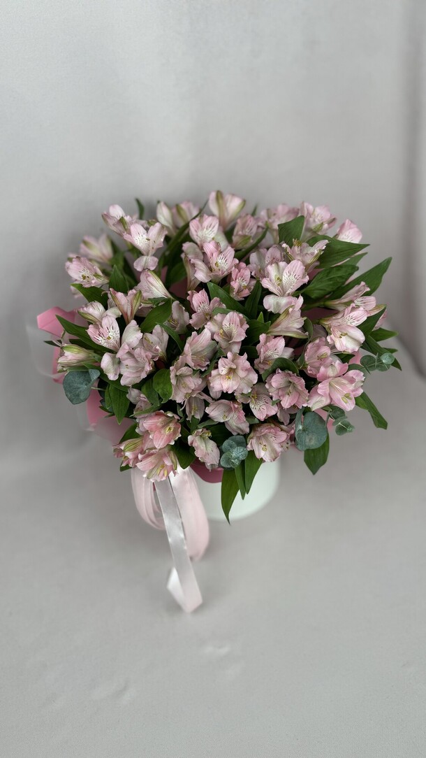 Альстромерия в шляпной коробке🥰, артикул F1521093 - 6457 рублей, доставка по городу. Flawery - доставка цветов