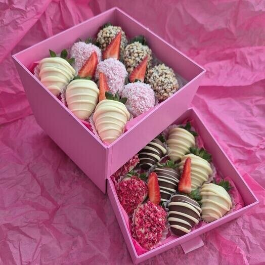 Клубника в шоколаде2в1, артикул F1314751 - 4792 рублей, доставка по городу. Flawery - доставка цветов