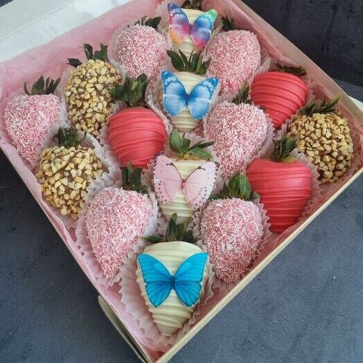 Клубника в шоколадебабочки, артикул F1314756 - 3461 рублей, доставка по городу. Flawery - доставка цветов