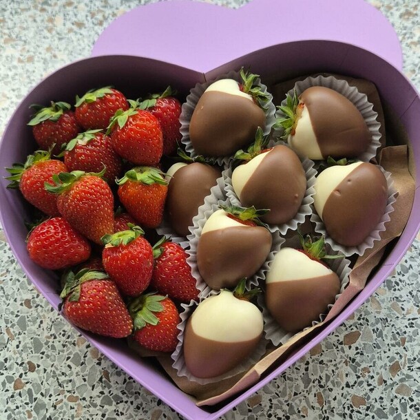 Клубника в шоколаде сердце, артикул F1364332 - 3461 рублей, доставка по городу. Flawery - доставка цветов