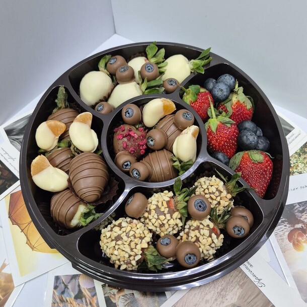 Клубника в шоколадемикс, артикул F1381043 - 5445 рублей, доставка по городу. Flawery - доставка цветов