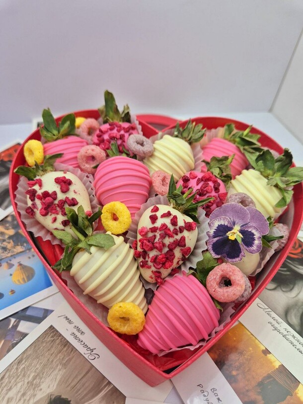 Клубника в шоколадеяркое сердце, артикул F1381055 - 3135 рублей, доставка по городу. Flawery - доставка цветов