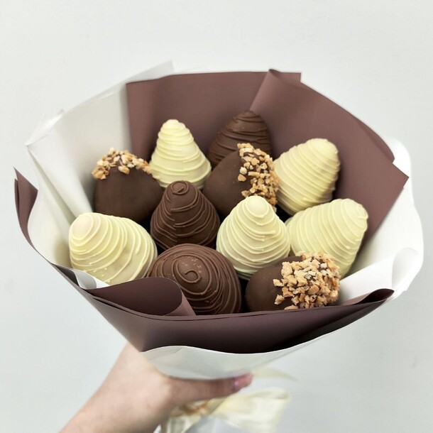 Букет xs клубника в шоколаде, артикул F1315162 - 2590 рублей, доставка по городу. Flawery - доставка цветов