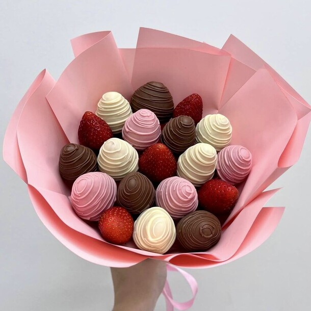 Букет s клубника в шоколаде 19 шт, артикул F1315439 - 3790 рублей, доставка по городу. Flawery - доставка цветов