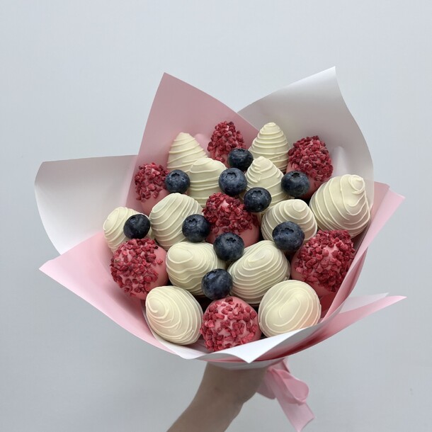 Букет s клубника в шоколаде 19 шт, артикул F1315450 - 3790 рублей, доставка по городу. Flawery - доставка цветов