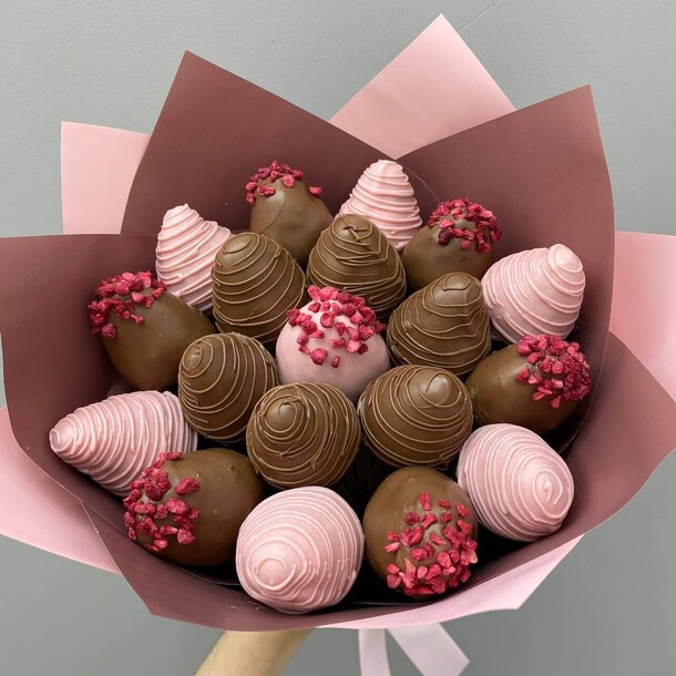 Букет s клубника в шоколаде, артикул F1315452 - 3790 рублей, доставка по городу. Flawery - доставка цветов