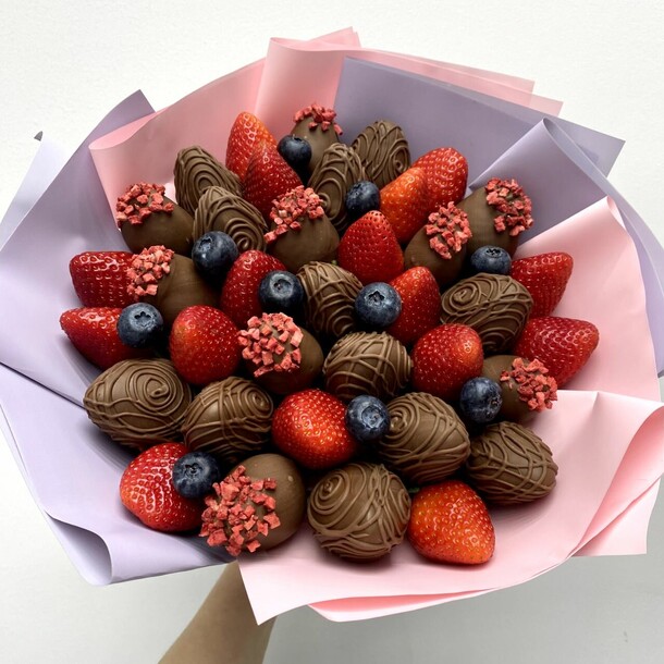 Букет м клубника в шоколаде 35 шт, артикул F1315518 - 6490 рублей, доставка по городу. Flawery - доставка цветов