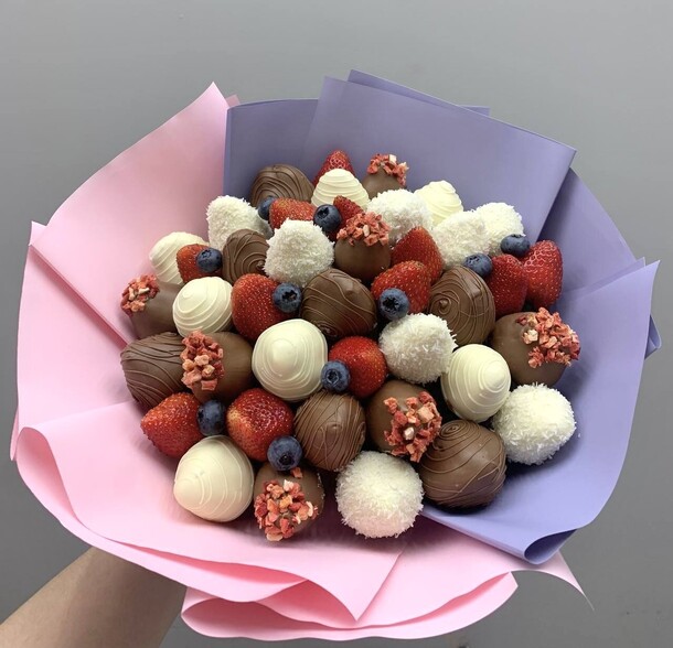 Букет м клубника в шоколаде 35 шт, артикул F1315521 - 6490 рублей, доставка по городу. Flawery - доставка цветов