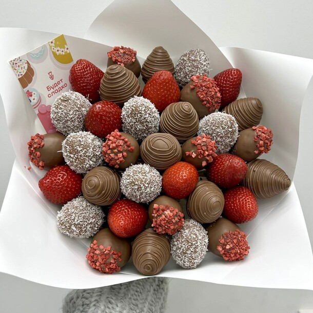 Букет м клубника в шоколаде 35 шт, артикул F1315524 - 6490 рублей, доставка по городу. Flawery - доставка цветов