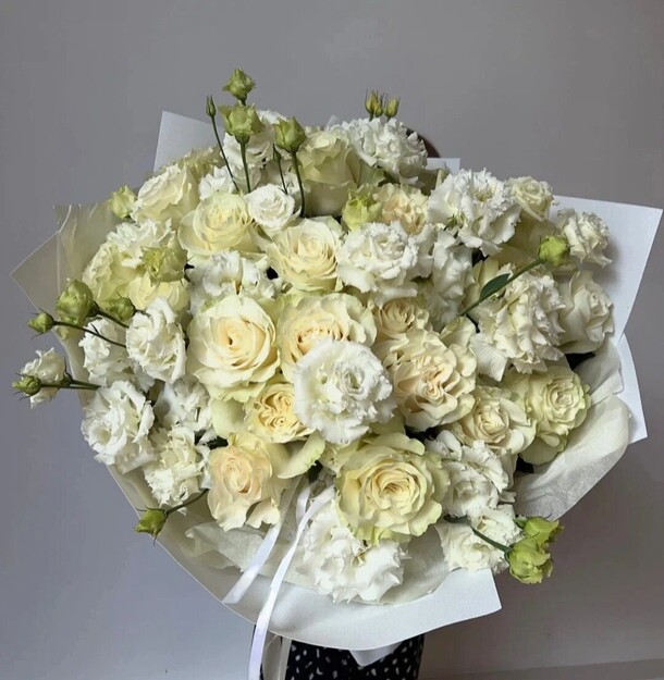 Белый букет с эустомой и розами, артикул F1315323 - 40700 рублей, доставка по городу. Flawery - доставка цветов