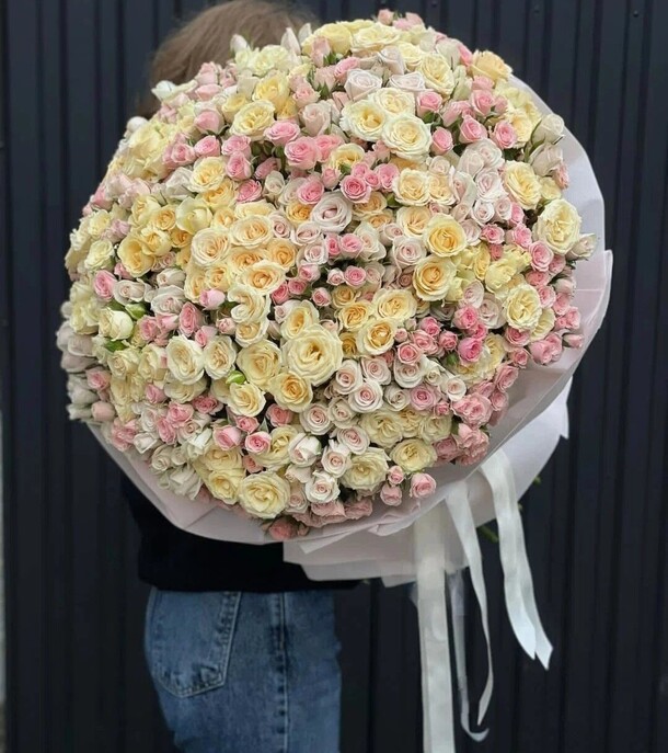 Большой букет кустовых роз для wow эффекта, артикул F1315334 - 44000 рублей, доставка по городу. Flawery - доставка цветов