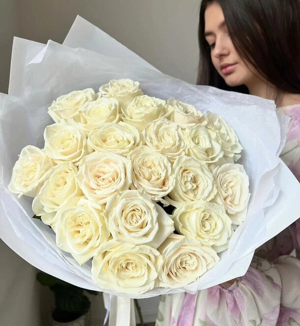 Белые розочки 21 шт, артикул F1315340 - 17600 рублей, доставка по городу. Flawery - доставка цветов