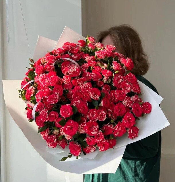 Розы кустовые необычные, артикул F1315349 - 27500 рублей, доставка по городу. Flawery - доставка цветов