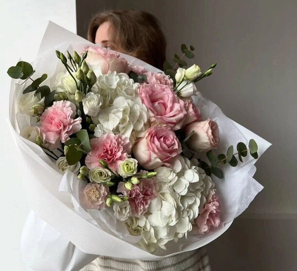 Букет с гортензиями, розами и эустомой, артикул F1315405 - 38500 рублей, доставка по городу. Flawery - доставка цветов