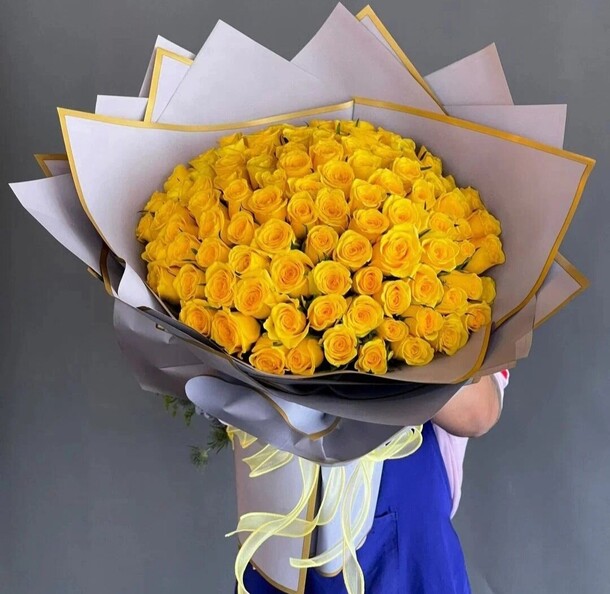 Большой букет солнечных роз, артикул F1315805 - 33000 рублей, доставка по городу. Flawery - доставка цветов
