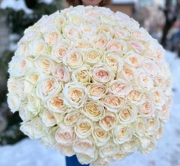 63 белые premium розы, артикул F1315821 - 31900 рублей, доставка по городу. Flawery - доставка цветов