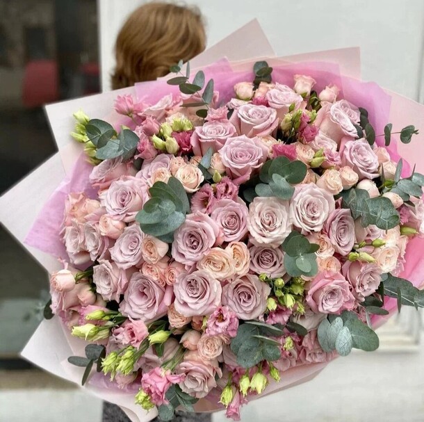 Розочки разносортные и эустома в прекрасном миксе, артикул F1315826 - 38500 рублей, доставка по городу. Flawery - доставка цветов