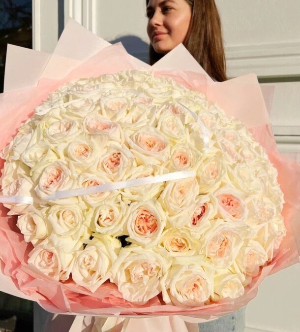 Розы премиальные белые 71 шт, артикул F1315828 - 34100 рублей, доставка по городу. Flawery - доставка цветов