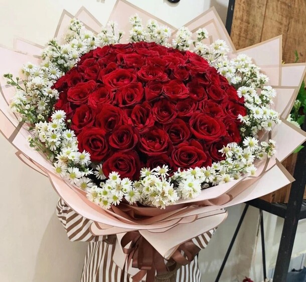 Шикарные розы в ромашках, артикул F1315833 - 30800 рублей, доставка по городу. Flawery - доставка цветов