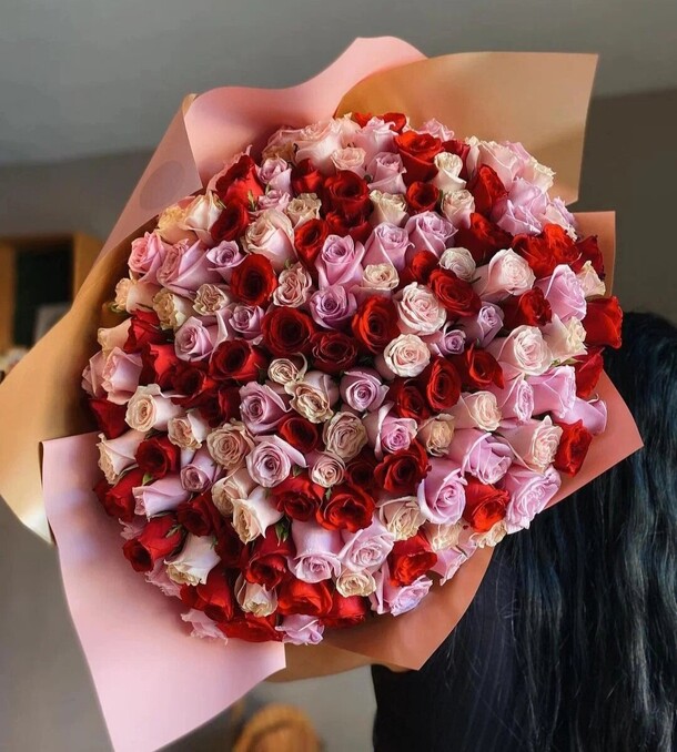 Микс из 101 розы, артикул F1315837 - 33000 рублей, доставка по городу. Flawery - доставка цветов