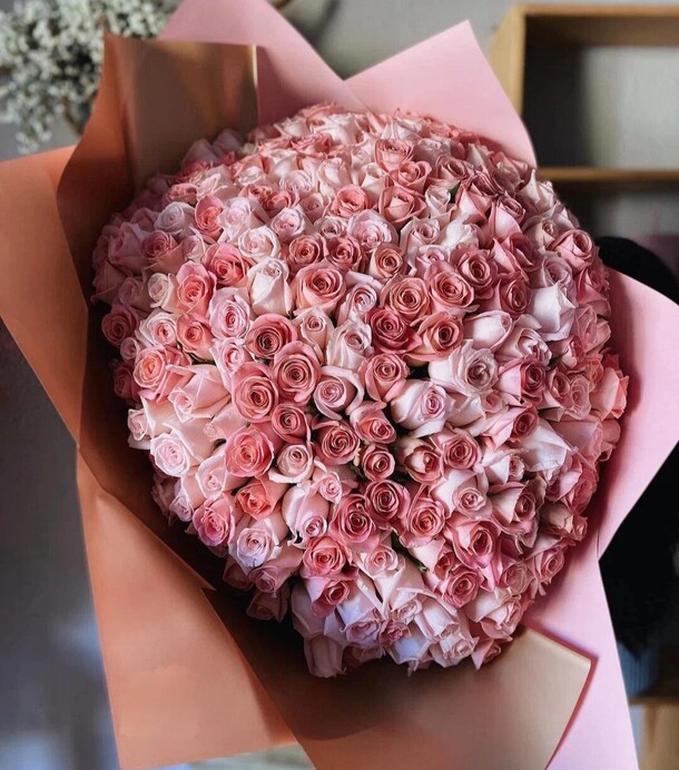 Чудесный микс в розовых тонах из 151 розы, артикул F1315838 - 51700 рублей, доставка по городу. Flawery - доставка цветов