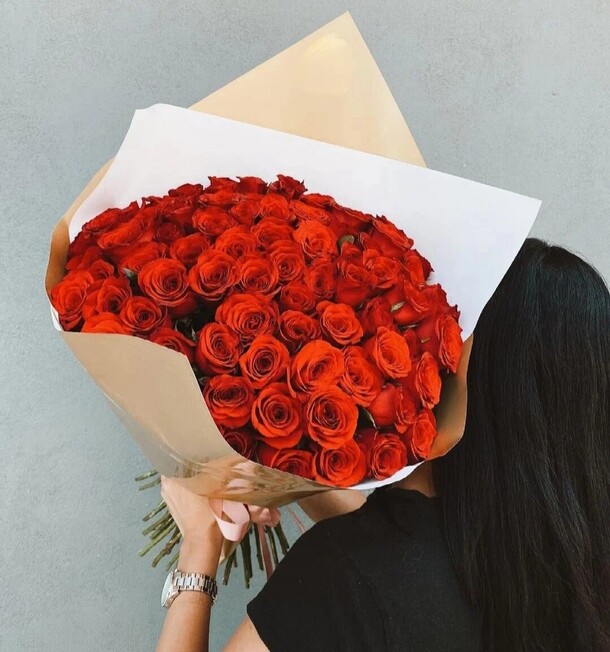 Розы алые 77 шт, артикул F1315839 - 30800 рублей, доставка по городу. Flawery - доставка цветов