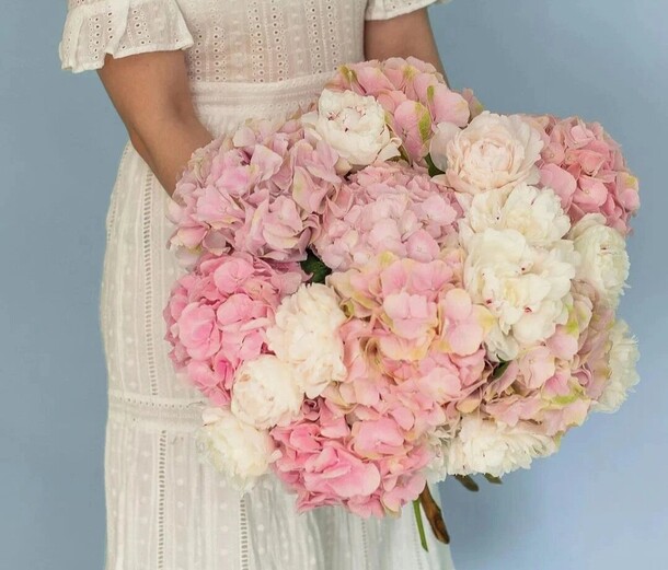 Небольшой букет из гортензий и пионов, артикул F1315849 - 38500 рублей, доставка по городу. Flawery - доставка цветов