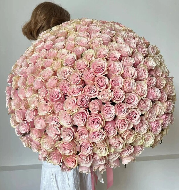 Розы нежные 135 шт, артикул F1315855 - 43339 рублей, доставка по городу. Flawery - доставка цветов