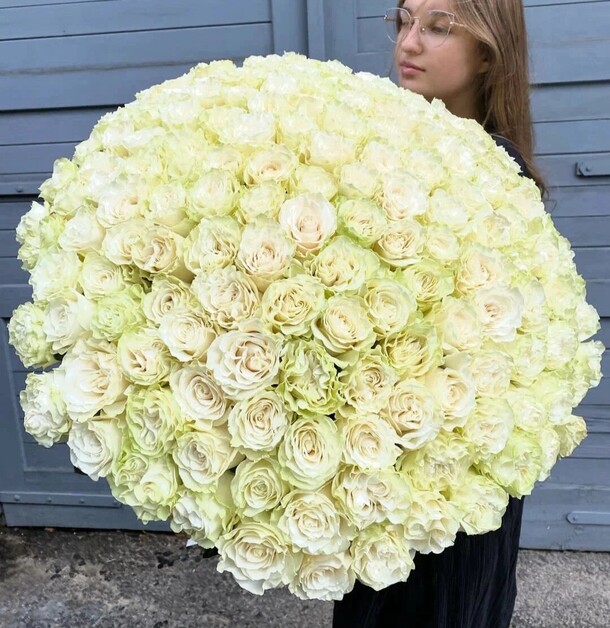 Белые розы 101 шт, артикул F1315856 - 33000 рублей, доставка по городу. Flawery - доставка цветов