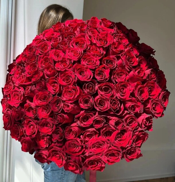 Алые розы 147 шт, артикул F1315864 - 52800 рублей, доставка по городу. Flawery - доставка цветов