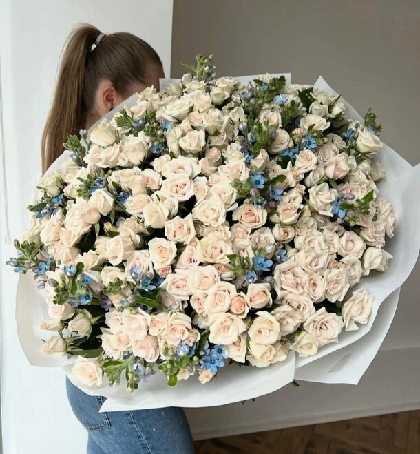 Кустовые розы с декором, артикул F1315866 - 35200 рублей, доставка по городу. Flawery - доставка цветов